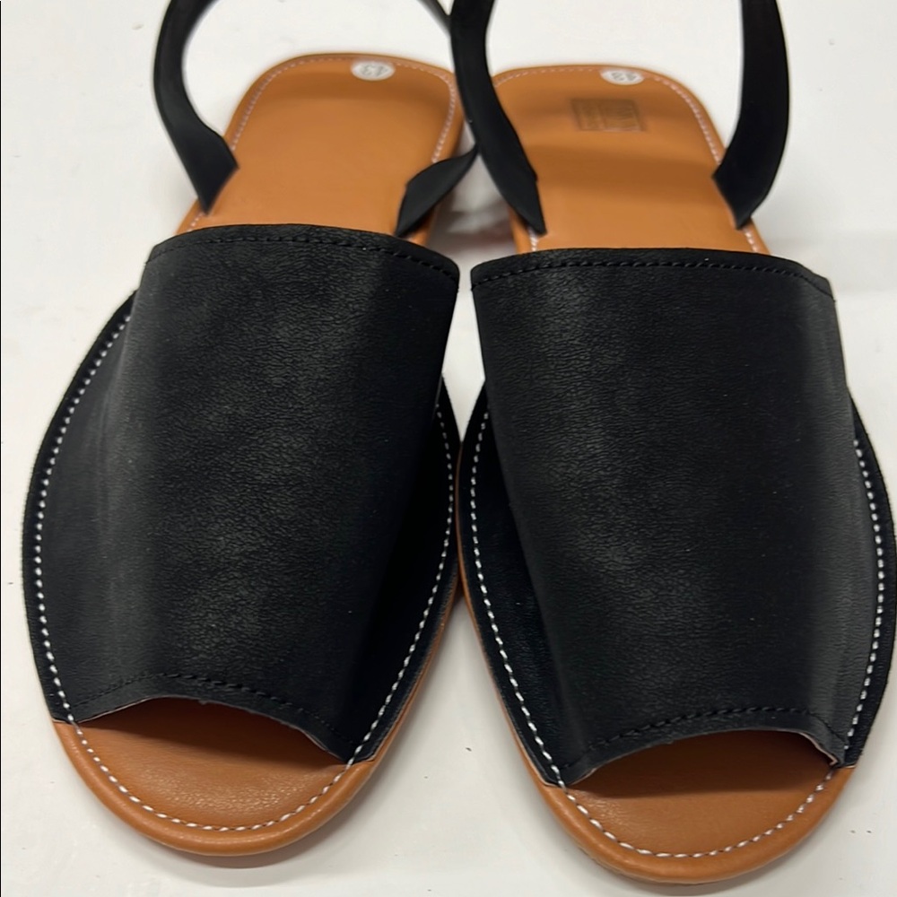 Black and Tan Minimalist Sandals with Open-Toe Design